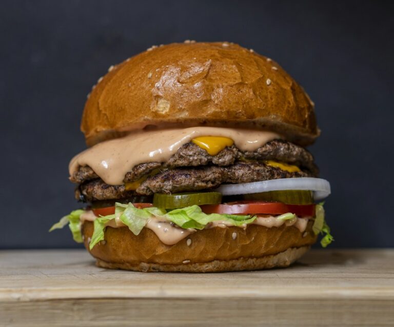 Saftig burger med oksebøf, ost og salat