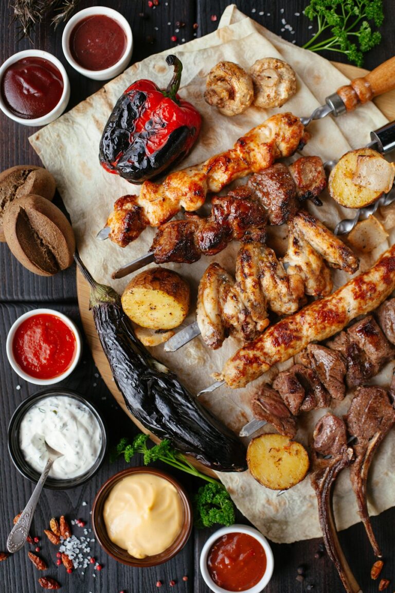 Grillet kød og kylling med dip