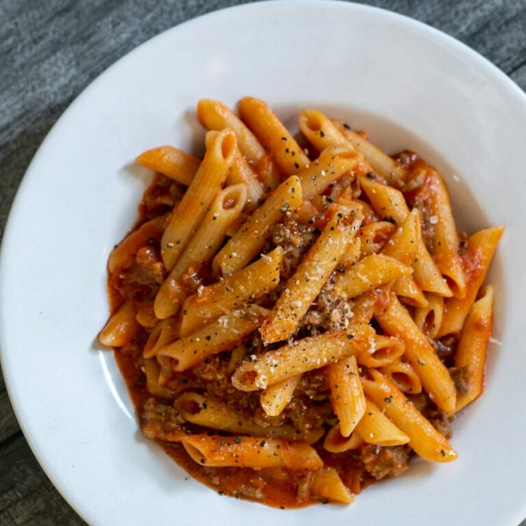 Pasta med tomatsauce og parmesan