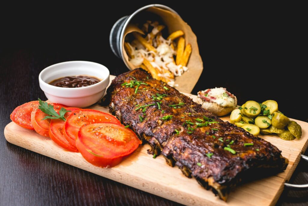 Grillede retter anrettet på bræt